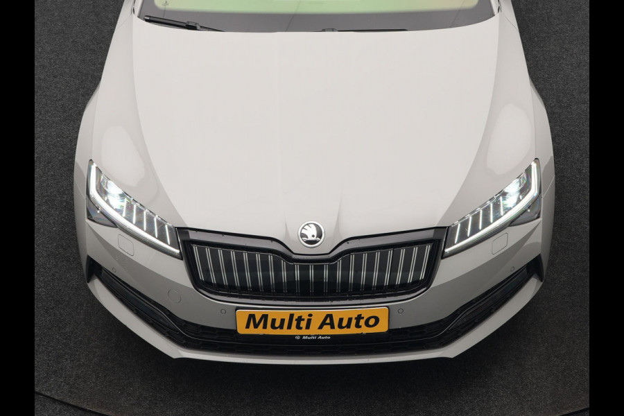 Škoda Superb Combi 1.4 TSI iV Sportline Plug In Hybrid 218pk Dealer O.H PHEV | Panodak | Crystal LED | Adaptive Cruise | Alcantara Sportstoelen Memory & Verwarmd | Camera | Apple Carplay | Sfeerverlichting | Navigatie | Virtual | DAB | 19" L.M |