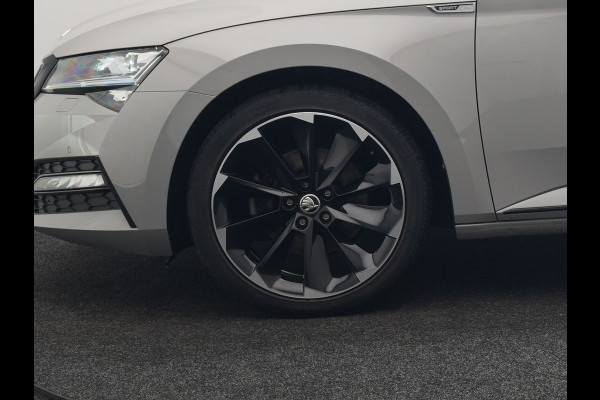 Škoda Superb Combi 1.4 TSI iV Sportline Plug In Hybrid 218pk Dealer O.H PHEV | Panodak | Crystal LED | Adaptive Cruise | Alcantara Sportstoelen Memory & Verwarmd | Camera | Apple Carplay | Sfeerverlichting | Navigatie | Virtual | DAB | 19" L.M |