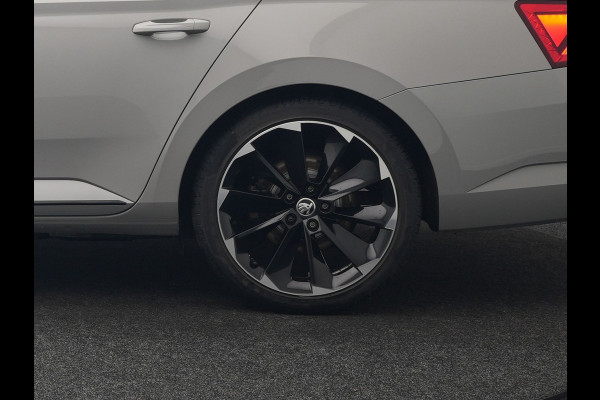 Škoda Superb Combi 1.4 TSI iV Sportline Plug In Hybrid 218pk Dealer O.H PHEV | Panodak | Crystal LED | Adaptive Cruise | Alcantara Sportstoelen Memory & Verwarmd | Camera | Apple Carplay | Sfeerverlichting | Navigatie | Virtual | DAB | 19" L.M |
