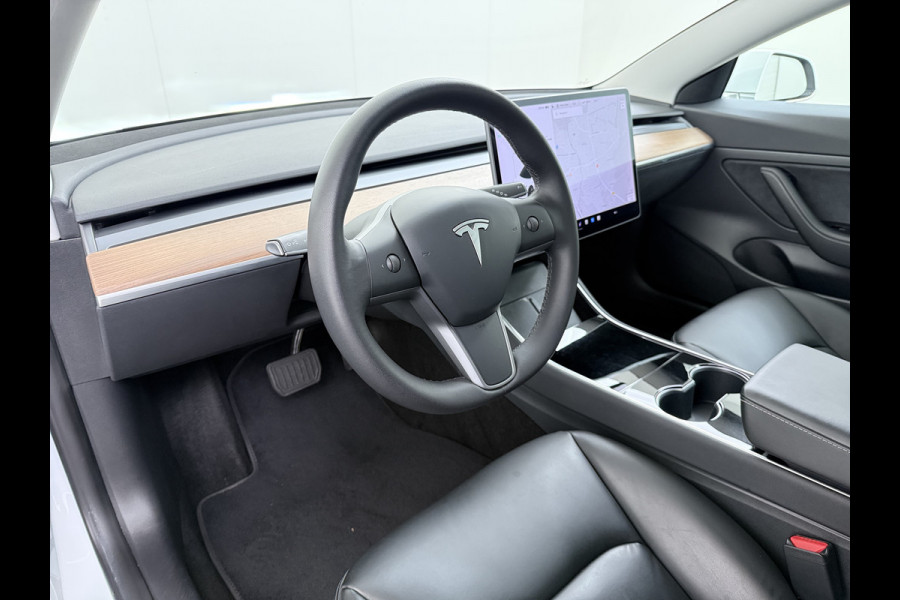 Tesla Model 3 SR+ 325PK Trekhaak Lmv 18" AutoPilot FSD Leder Pano-dak Adaptive-Cruise Camera's Elektr.-Stuur+Stoelen+Spiegels+Geheugen+Easy-En SOH 92% Navi LED Comfortstoelen ACC DAB Voorverwarmen interieur via App Keyless One-Pedal-Drive 1e Eigenaar Origineel Nederlandse Auto