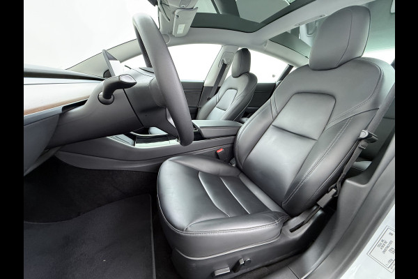 Tesla Model 3 SR+ 325PK Trekhaak Lmv 18" AutoPilot FSD Leder Pano-dak Adaptive-Cruise Camera's Elektr.-Stuur+Stoelen+Spiegels+Geheugen+Easy-En SOH 92% Navi LED Comfortstoelen ACC DAB Voorverwarmen interieur via App Keyless One-Pedal-Drive 1e Eigenaar Origineel Nederlandse Auto