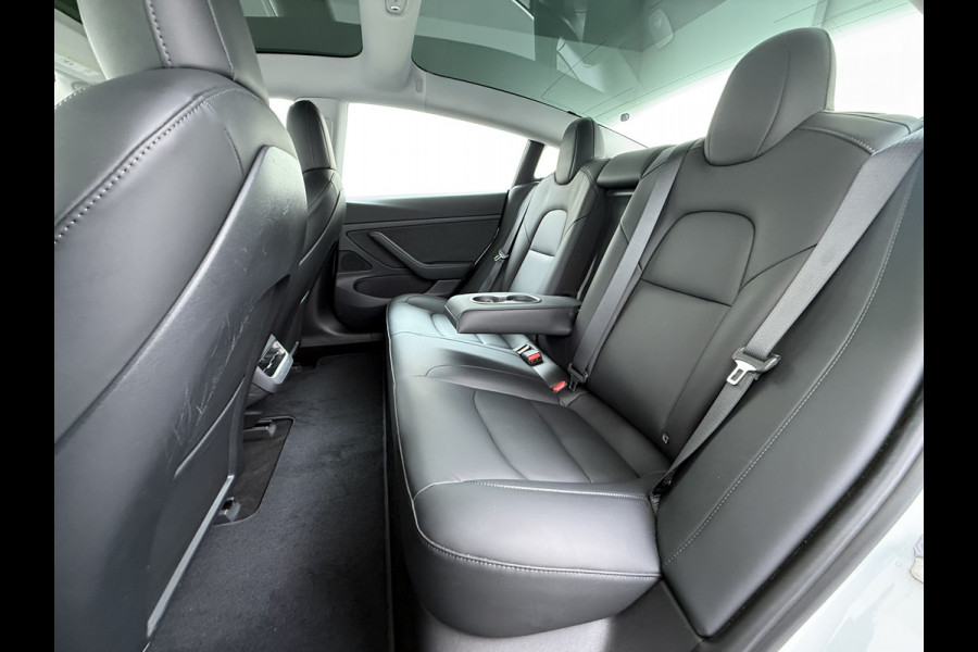 Tesla Model 3 SR+ 325PK Trekhaak Lmv 18" AutoPilot FSD Leder Pano-dak Adaptive-Cruise Camera's Elektr.-Stuur+Stoelen+Spiegels+Geheugen+Easy-En SOH 92% Navi LED Comfortstoelen ACC DAB Voorverwarmen interieur via App Keyless One-Pedal-Drive 1e Eigenaar Origineel Nederlandse Auto