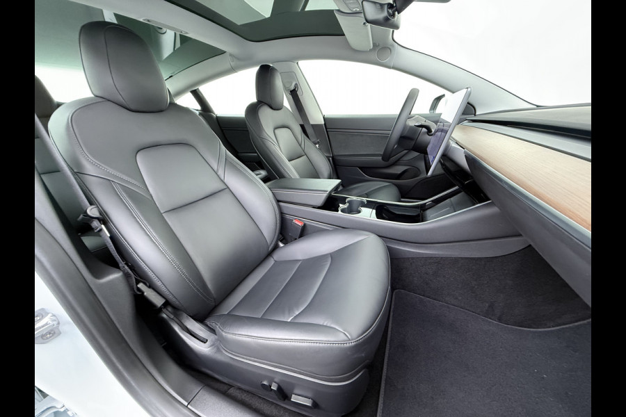 Tesla Model 3 SR+ 325PK Trekhaak Lmv 18" AutoPilot FSD Leder Pano-dak Adaptive-Cruise Camera's Elektr.-Stuur+Stoelen+Spiegels+Geheugen+Easy-En SOH 92% Navi LED Comfortstoelen ACC DAB Voorverwarmen interieur via App Keyless One-Pedal-Drive 1e Eigenaar Origineel Nederlandse Auto