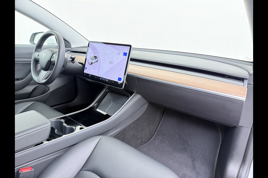 Tesla Model 3 SR+ 325PK Trekhaak Lmv 18" AutoPilot FSD Leder Pano-dak Adaptive-Cruise Camera's Elektr.-Stuur+Stoelen+Spiegels+Geheugen+Easy-En SOH 92% Navi LED Comfortstoelen ACC DAB Voorverwarmen interieur via App Keyless One-Pedal-Drive 1e Eigenaar Origineel Nederlandse Auto