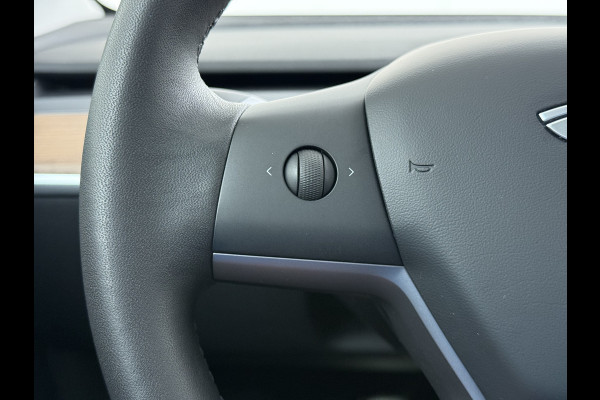 Tesla Model 3 SR+ 325PK Trekhaak Lmv 18" AutoPilot FSD Leder Pano-dak Adaptive-Cruise Camera's Elektr.-Stuur+Stoelen+Spiegels+Geheugen+Easy-En SOH 92% Navi LED Comfortstoelen ACC DAB Voorverwarmen interieur via App Keyless One-Pedal-Drive 1e Eigenaar Origineel Nederlandse Auto