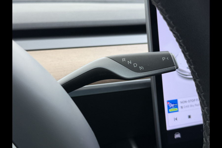 Tesla Model 3 SR+ 325PK Trekhaak Lmv 18" AutoPilot FSD Leder Pano-dak Adaptive-Cruise Camera's Elektr.-Stuur+Stoelen+Spiegels+Geheugen+Easy-En SOH 92% Navi LED Comfortstoelen ACC DAB Voorverwarmen interieur via App Keyless One-Pedal-Drive 1e Eigenaar Origineel Nederlandse Auto