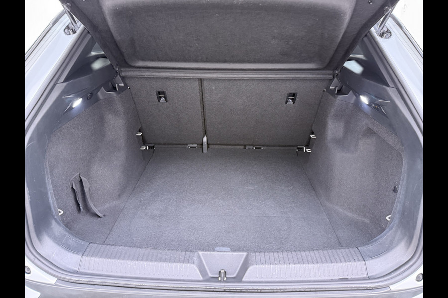 Volkswagen ID.4 Pro 77kWh SOH 95% Trekhaak 19" Adap.Cruise Apple Carplay Android Auto Navi Ecc Pdc Stoel+Stuurverwarming Lmv Led Comfort Pakket Bluetooth 1e Eigenaar Origineel Nederlandse Auto 1.000 KG trekvermogen