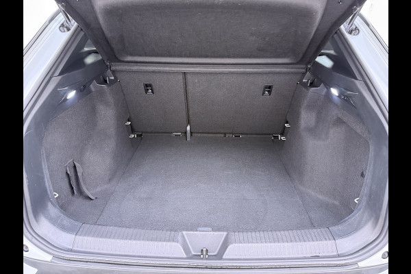 Volkswagen ID.4 Pro 77kWh SOH 95% Trekhaak 19" Adap.Cruise Apple Carplay Android Auto Navi Ecc Pdc Stoel+Stuurverwarming Lmv Led Comfort Pakket Bluetooth 1e Eigenaar Origineel Nederlandse Auto 1.000 KG trekvermogen