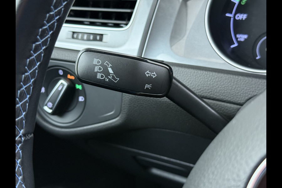 Volkswagen e-Golf AUT Navi Ecc Climatronic Stoelverwarming Cruise Control Pdc Lmv Led Privacy Glas Regen-Lichtsensor Bluetooth Isofix SOH 85%