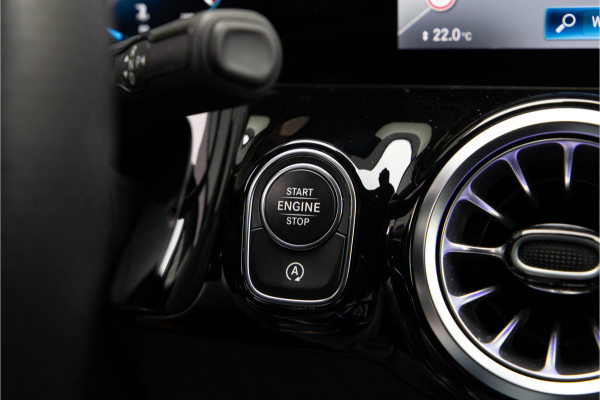 Mercedes-Benz GLA 180 AMG Nightpack, Widescreen, Distronic, Sfeerverlichting 2023