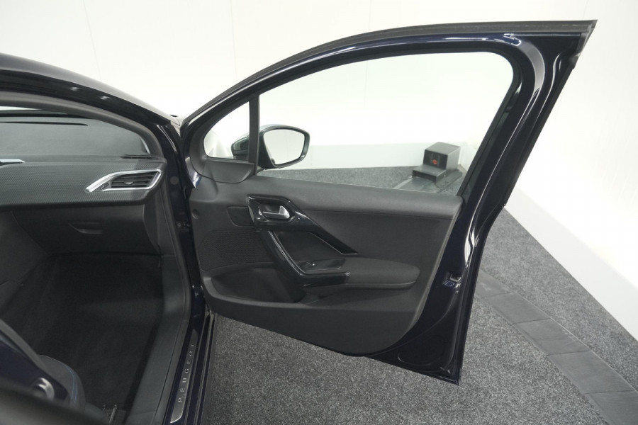Peugeot 208 PureTech 82 Signature | Apple Carplay | Parkeersensoren | Navigatie | Airco