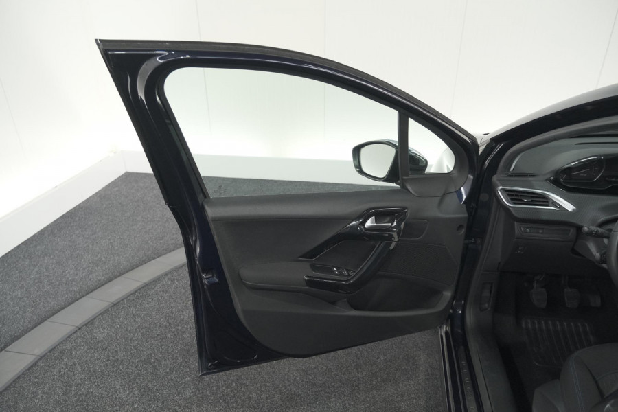 Peugeot 208 PureTech 82 Signature | Apple Carplay | Parkeersensoren | Navigatie | Airco