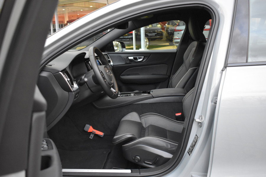 Volvo V60 T6 AWD 350PK Plug-in hybrid Plus Dark | Trekhaak | H&K | Contour stoelen | 360 Camera | 19"LMV |