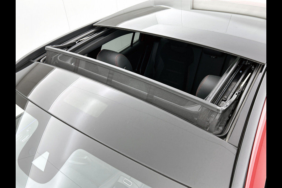 Mercedes-Benz GLA 250 e AMG Plug-In Hybride Panoramadak | 5 spaaks lichtmetalen velgen | elect. bed. Voorstoelen met memory | Trekhaak wegklapbaar | Navigatie | Parkig support met camera achter Inclusief 24 maanden Mercedes-Benz Certified garantie voor Europa.