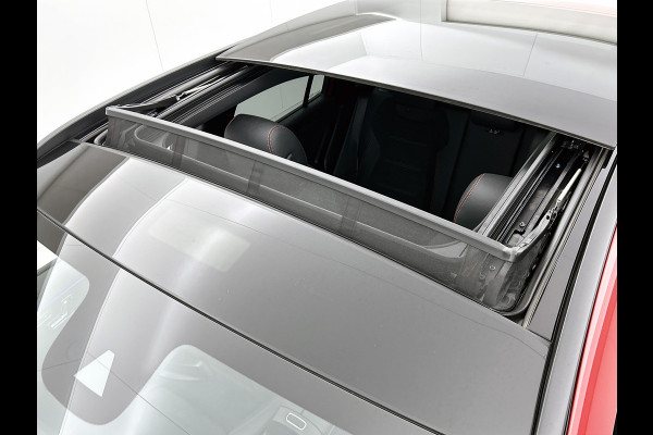 Mercedes-Benz GLA 250 e AMG Plug-In Hybride Panoramadak | 5 spaaks lichtmetalen velgen | elect. bed. Voorstoelen met memory | Trekhaak wegklapbaar | Navigatie | Parkig support met camera achter Inclusief 24 maanden Mercedes-Benz Certified garantie voor Europa.