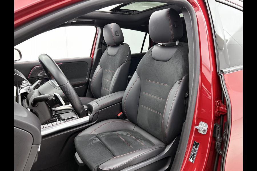 Mercedes-Benz GLA 250 e AMG Plug-In Hybride Panoramadak | 5 spaaks lichtmetalen velgen | elect. bed. Voorstoelen met memory | Trekhaak wegklapbaar | Navigatie | Parkig support met camera achter Inclusief 24 maanden Mercedes-Benz Certified garantie voor Europa.