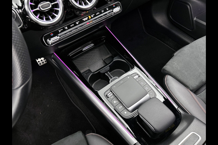 Mercedes-Benz GLA 250 e AMG Plug-In Hybride Panoramadak | 5 spaaks lichtmetalen velgen | elect. bed. Voorstoelen met memory | Trekhaak wegklapbaar | Navigatie | Parkig support met camera achter Inclusief 24 maanden Mercedes-Benz Certified garantie voor Europa.