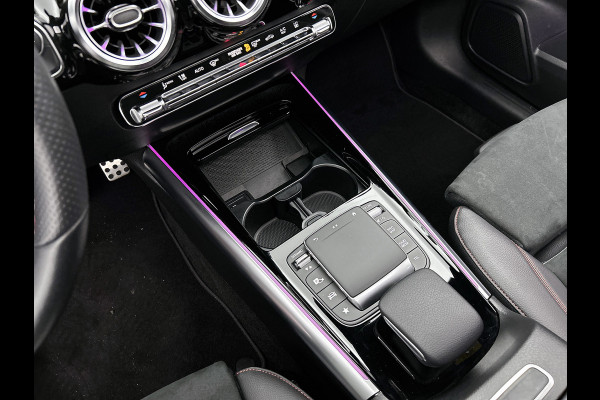 Mercedes-Benz GLA 250 e AMG Plug-In Hybride Panoramadak | 5 spaaks lichtmetalen velgen | elect. bed. Voorstoelen met memory | Trekhaak wegklapbaar | Navigatie | Parkig support met camera achter Inclusief 24 maanden Mercedes-Benz Certified garantie voor Europa.