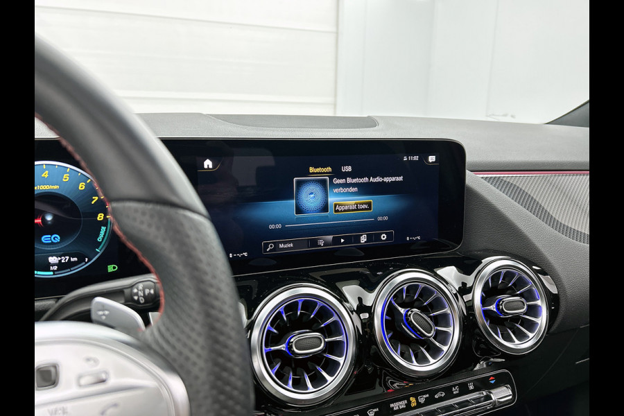 Mercedes-Benz GLA 250 e AMG Plug-In Hybride Panoramadak | 5 spaaks lichtmetalen velgen | elect. bed. Voorstoelen met memory | Trekhaak wegklapbaar | Navigatie | Parkig support met camera achter Inclusief 24 maanden Mercedes-Benz Certified garantie voor Europa.