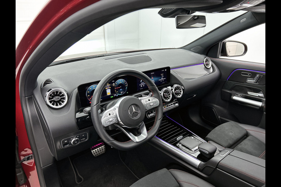 Mercedes-Benz GLA 250 e AMG Plug-In Hybride Panoramadak | 5 spaaks lichtmetalen velgen | elect. bed. Voorstoelen met memory | Trekhaak wegklapbaar | Navigatie | Parkig support met camera achter Inclusief 24 maanden Mercedes-Benz Certified garantie voor Europa.