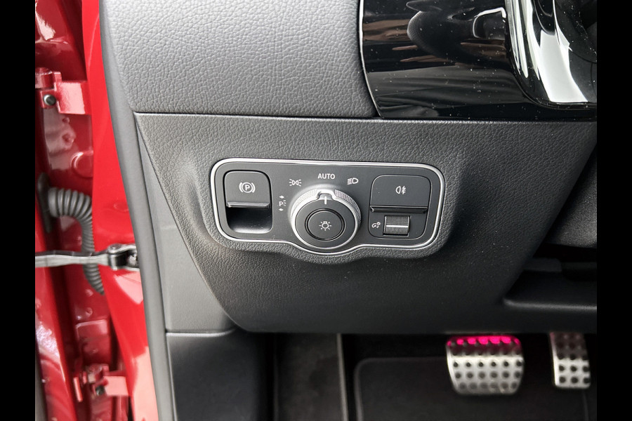 Mercedes-Benz GLA 250 e AMG Plug-In Hybride Panoramadak | 5 spaaks lichtmetalen velgen | elect. bed. Voorstoelen met memory | Trekhaak wegklapbaar | Navigatie | Parkig support met camera achter Inclusief 24 maanden Mercedes-Benz Certified garantie voor Europa.