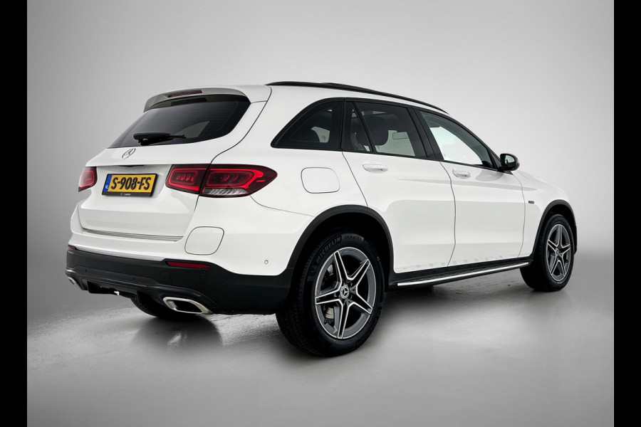 Mercedes-Benz GLC 300 e 4MATIC Business Solution AMG Panoramadak | 5 spaaks AMG lichtmetalen velgen | Treeplanken | Navigatie | Parking support | Inclusief 24 maanden MB Certified garantie voor Europa.