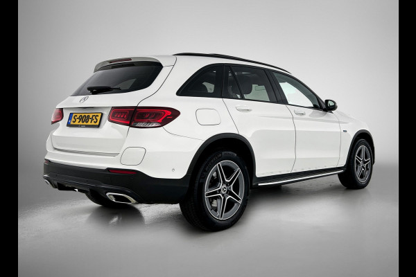 Mercedes-Benz GLC 300 e 4MATIC Business Solution AMG Panoramadak | 5 spaaks AMG lichtmetalen velgen | Treeplanken | Navigatie | Parking support | Inclusief 24 maanden MB Certified garantie voor Europa.