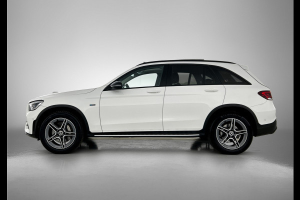Mercedes-Benz GLC 300 e 4MATIC Business Solution AMG Panoramadak | 5 spaaks AMG lichtmetalen velgen | Treeplanken | Navigatie | Parking support | Inclusief 24 maanden MB Certified garantie voor Europa.