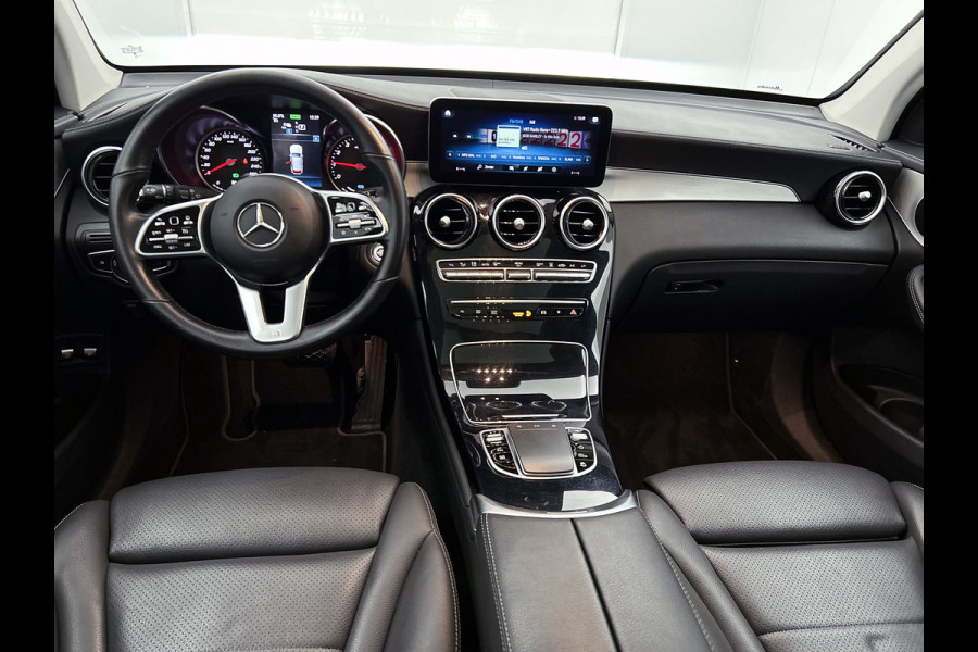 Mercedes-Benz GLC 300 e 4MATIC Business Solution AMG Panoramadak | 5 spaaks AMG lichtmetalen velgen | Treeplanken | Navigatie | Parking support | Inclusief 24 maanden MB Certified garantie voor Europa.