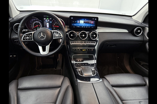 Mercedes-Benz GLC 300 e 4MATIC Business Solution AMG Panoramadak | 5 spaaks AMG lichtmetalen velgen | Treeplanken | Navigatie | Parking support | Inclusief 24 maanden MB Certified garantie voor Europa.
