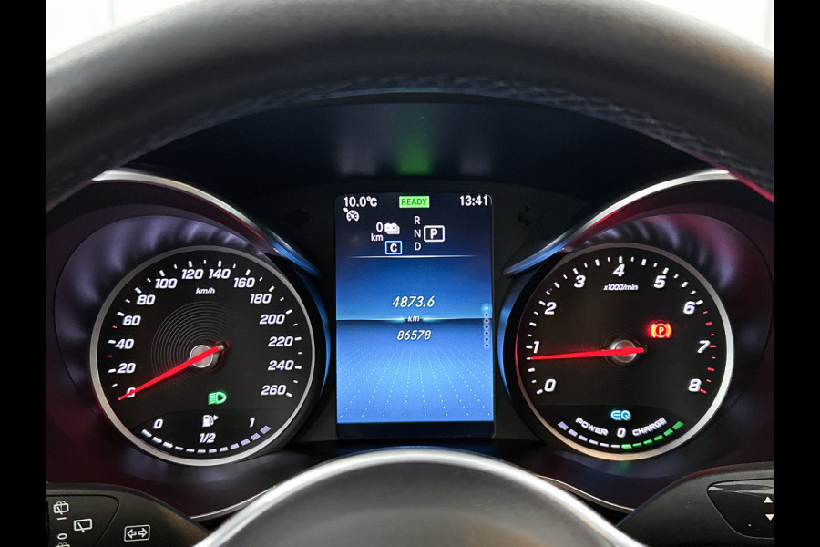 Mercedes-Benz GLC 300 e 4MATIC Business Solution AMG Panoramadak | 5 spaaks AMG lichtmetalen velgen | Treeplanken | Navigatie | Parking support | Inclusief 24 maanden MB Certified garantie voor Europa.