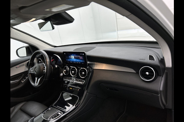 Mercedes-Benz GLC 300 e 4MATIC Business Solution AMG Panoramadak | 5 spaaks AMG lichtmetalen velgen | Treeplanken | Navigatie | Parking support | Inclusief 24 maanden MB Certified garantie voor Europa.