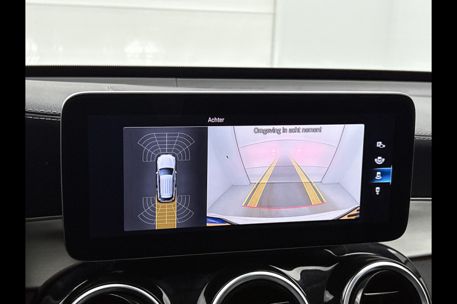 Mercedes-Benz GLC 300 e 4MATIC Business Solution AMG Panoramadak | 5 spaaks AMG lichtmetalen velgen | Treeplanken | Navigatie | Parking support | Inclusief 24 maanden MB Certified garantie voor Europa.