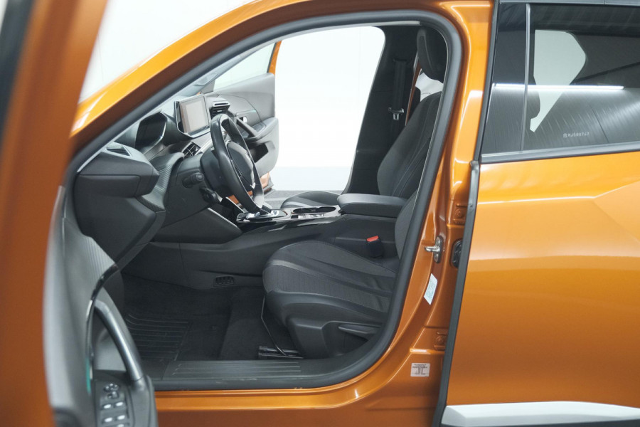 Peugeot e-2008 EV Allure Pack 50 kWh | 3 Fase Laadfunctie | Parkeersensoren | Apple Carplay | Climate Control