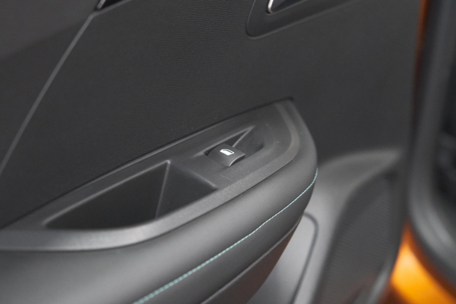 Peugeot e-2008 EV Allure Pack 50 kWh | 3 Fase Laadfunctie | Parkeersensoren | Apple Carplay | Climate Control