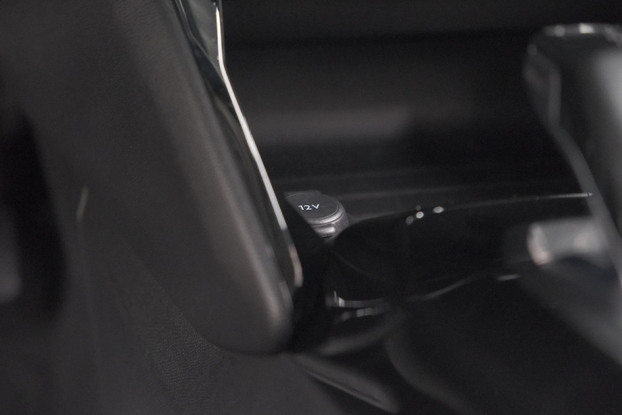 Peugeot e-2008 EV Allure Pack 50 kWh | 3 Fase Laadfunctie | Parkeersensoren | Apple Carplay | Climate Control