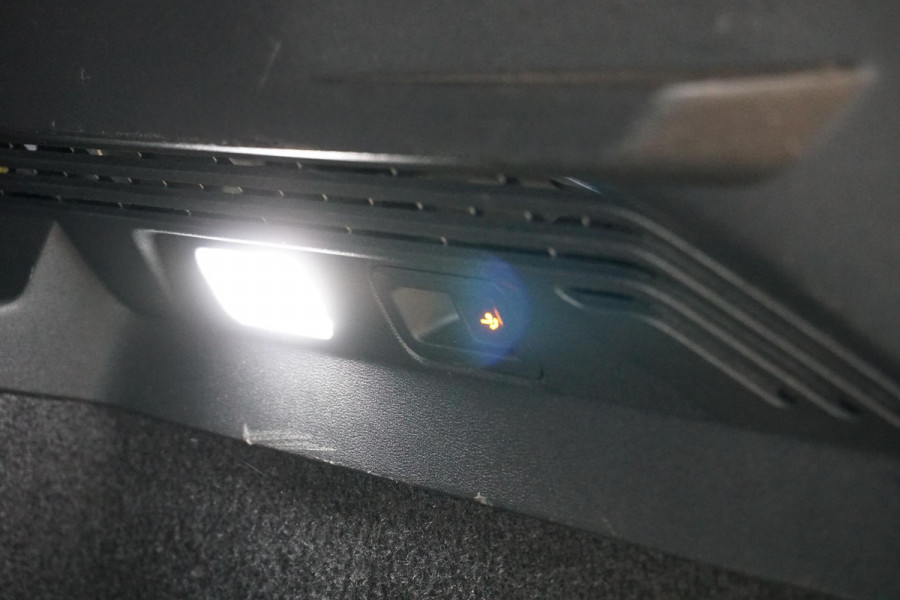 Volkswagen ID.4 First 77 kWh + WEGKLAPBARE TREKHAAK / STUURVERWARMING / VOORKLIMATISERING