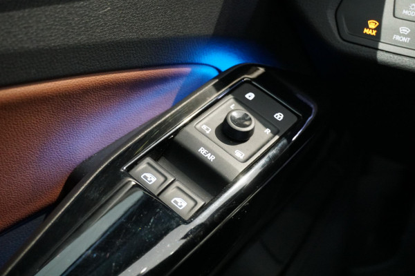 Volkswagen ID.4 First 77 kWh + WEGKLAPBARE TREKHAAK / STUURVERWARMING / VOORKLIMATISERING