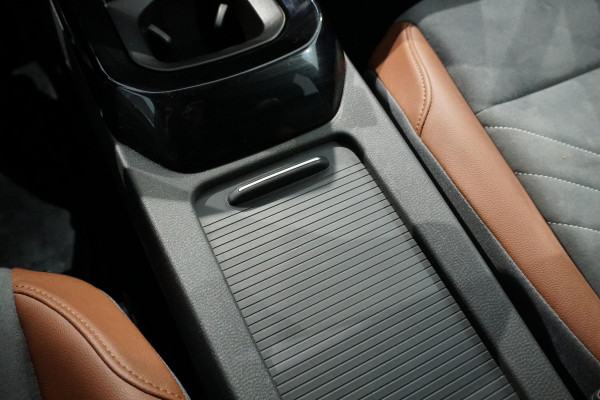 Volkswagen ID.4 First 77 kWh + WEGKLAPBARE TREKHAAK / STUURVERWARMING / VOORKLIMATISERING
