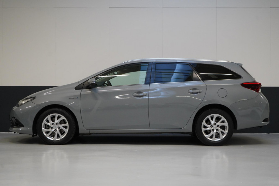 Toyota Auris Touring Sports 1.8 Hybrid Energy Plus | Trekhaak | Dealer onderhouden | Navigatie | Cruise control | All-seasonbanden |