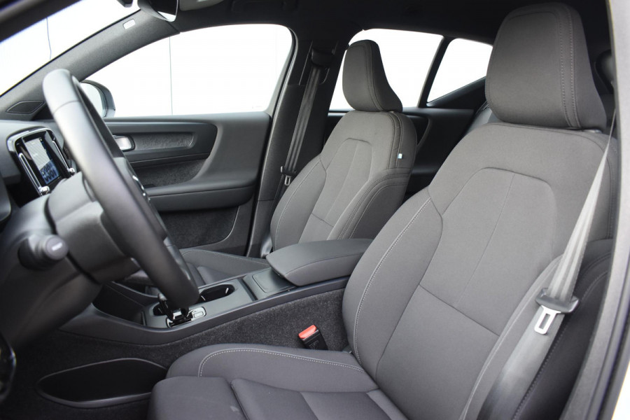 Volvo EX40 252PK Single Motor Extended Range Plus 82 kWh Navigatie / Camera / Adaptive Cruise control / Stuur & Stoelverwarming / Trekhaak / Elektr. achterklep / 19" LM Velgen