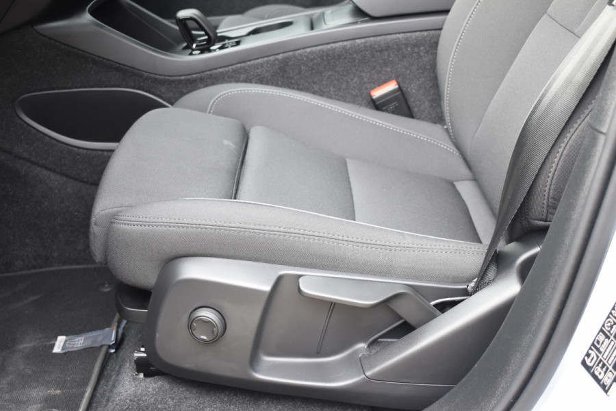 Volvo EX40 252PK Single Motor Extended Range Plus 82 kWh Navigatie / Camera / Adaptive Cruise control / Stuur & Stoelverwarming / Trekhaak / Elektr. achterklep / 19" LM Velgen