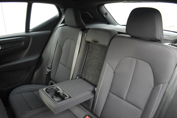 Volvo EX40 252PK Single Motor Extended Range Plus 82 kWh Navigatie / Camera / Adaptive Cruise control / Stuur & Stoelverwarming / Trekhaak / Elektr. achterklep / 19" LM Velgen