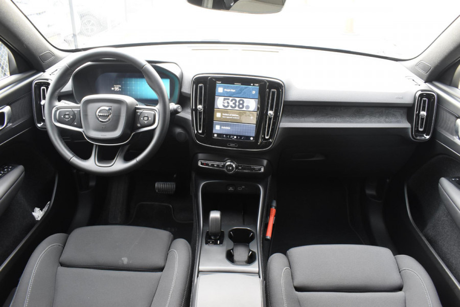 Volvo EX40 252PK Single Motor Extended Range Plus 82 kWh Navigatie / Camera / Adaptive Cruise control / Stuur & Stoelverwarming / Trekhaak / Elektr. achterklep / 19" LM Velgen