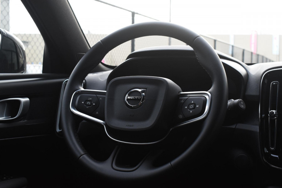 Volvo EX40 252PK Single Motor Extended Range Plus 82 kWh Navigatie / Camera / Adaptive Cruise control / Stuur & Stoelverwarming / Trekhaak / Elektr. achterklep / 19" LM Velgen