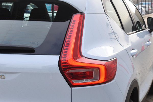 Volvo EX40 252PK Single Motor Extended Range Plus 82 kWh Navigatie / Camera / Adaptive Cruise control / Stuur & Stoelverwarming / Trekhaak / Elektr. achterklep / 19" LM Velgen