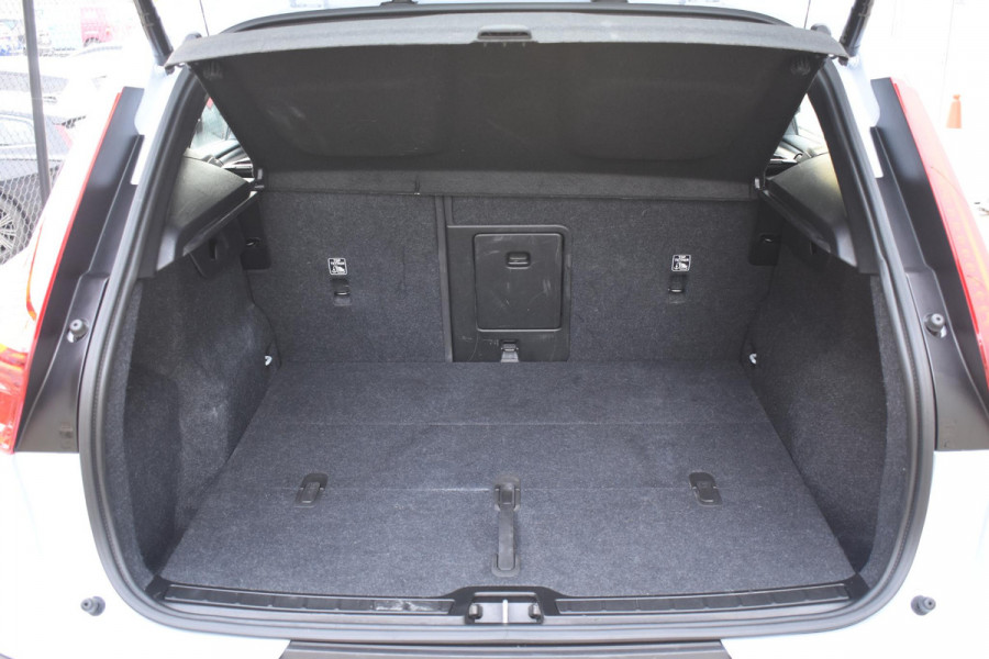 Volvo EX40 252PK Single Motor Extended Range Plus 82 kWh Navigatie / Camera / Adaptive Cruise control / Stuur & Stoelverwarming / Trekhaak / Elektr. achterklep / 19" LM Velgen