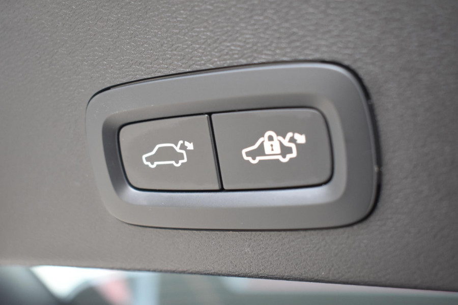 Volvo EX40 252PK Single Motor Extended Range Plus 82 kWh Navigatie / Camera / Adaptive Cruise control / Stuur & Stoelverwarming / Trekhaak / Elektr. achterklep / 19" LM Velgen