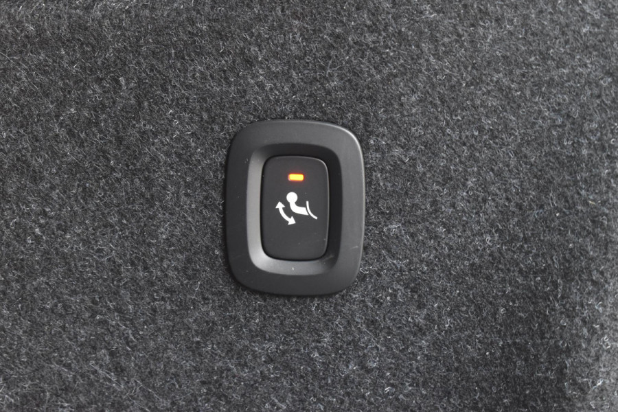 Volvo EX40 252PK Single Motor Extended Range Plus 82 kWh Navigatie / Camera / Adaptive Cruise control / Stuur & Stoelverwarming / Trekhaak / Elektr. achterklep / 19" LM Velgen