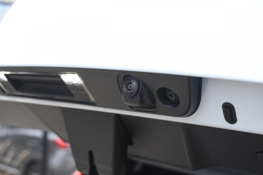 Volvo EX40 252PK Single Motor Extended Range Plus 82 kWh Navigatie / Camera / Adaptive Cruise control / Stuur & Stoelverwarming / Trekhaak / Elektr. achterklep / 19" LM Velgen